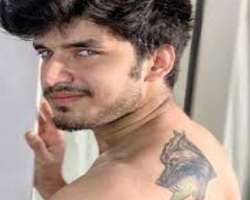 The actor is a tattoo lover and has engraved two tattoos one of which is the name of his ex-girlfriend <a href=